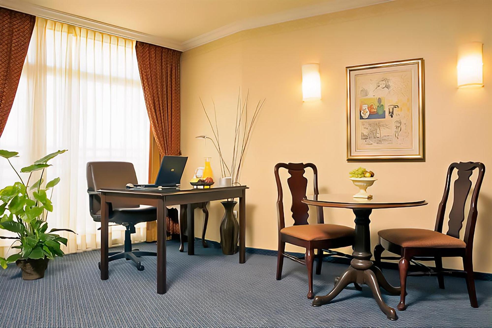 Renaissance Hotel 5*